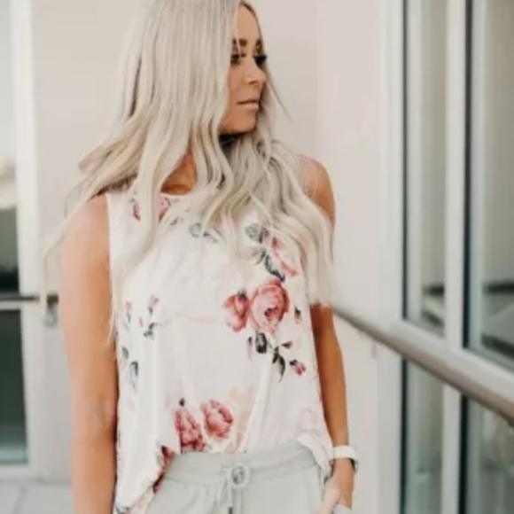 💕1 LG left 💕New boutique floral tank top - Picture 2 of 8